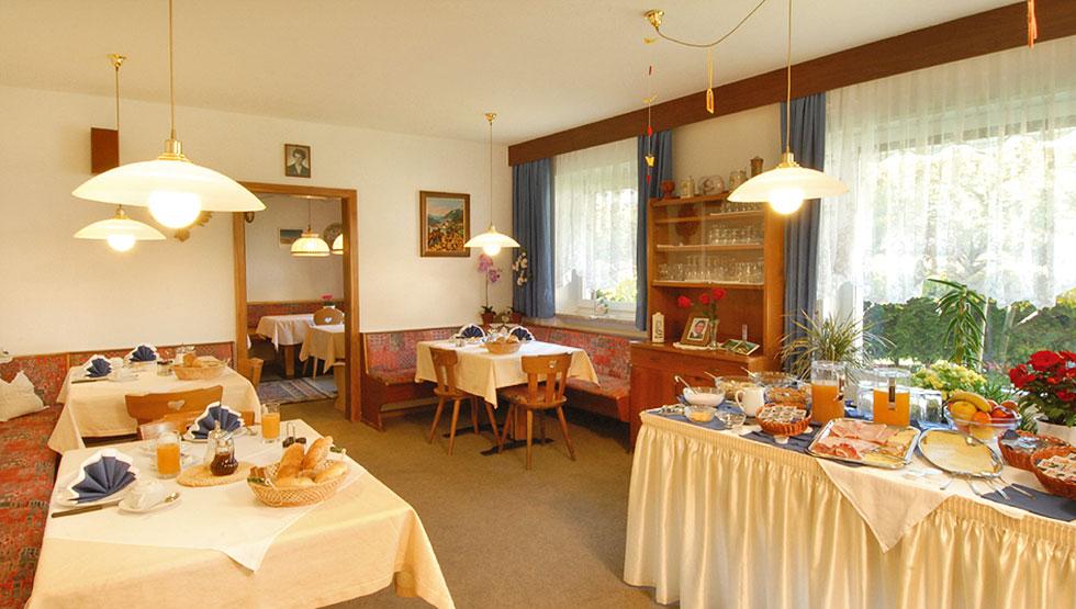 Sala colazione e buffet nella pensione Alpenland a Plaus
