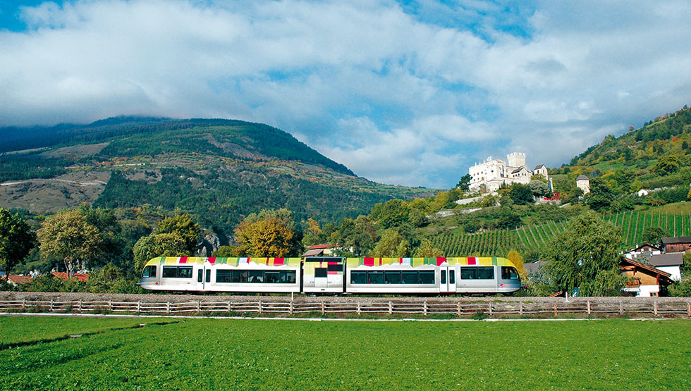 Come arrivare a Plaus Col treno della Val Venosta